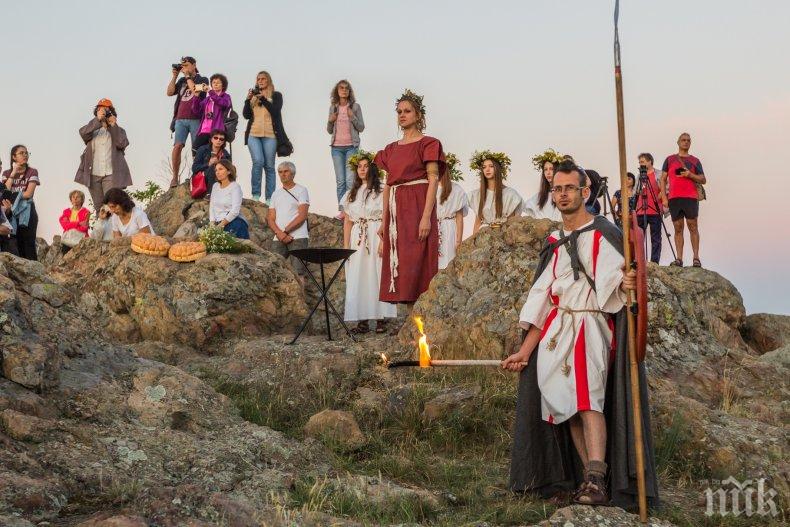 Стотици посрещнаха лятното слънцестоене в Кабиле (СНИМКИ)