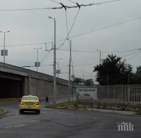 На косъм от трагедия! Тролейбусни жици паднаха на оживен надлез в Пловдив