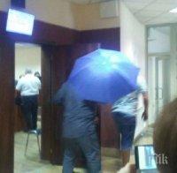 Син чадър брани шофьора на Преслава