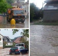 СЛЕД ПОТОПА! Бедственото положение остава, военни спасяват хората