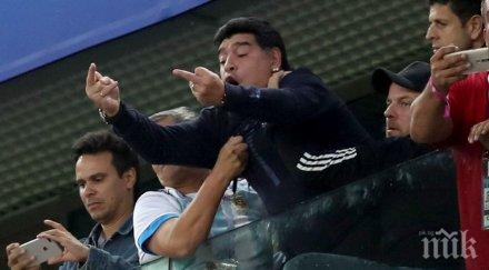 страшен скандал мондиала кого показа среден пръст марадона връща легендата дрогата снимки