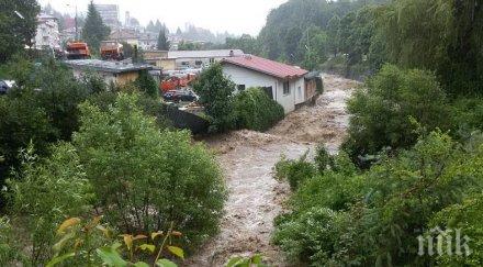 извънредно смолян вода река черна заля пътища сгради снимки