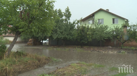 страшно бедствие съединение вода цяла нощ екипи гражданска защита отводняват къщи дворове