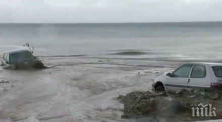 гърция циклонът нефели отнесе коли морето шокиращо видео