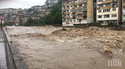 потоп хвърлиха армия полиция битка стихията страшно снимки видео