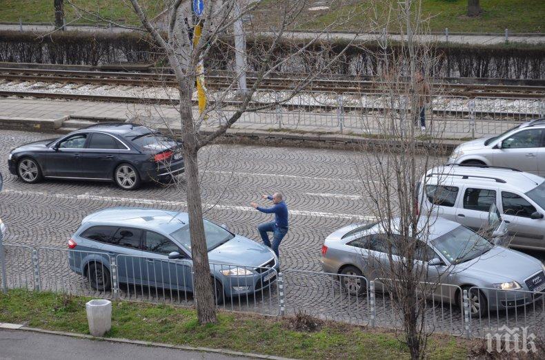 Нова агресия на пътя! Тарикат с Мерцедес скочи на мъж - наби го и геройски се скри