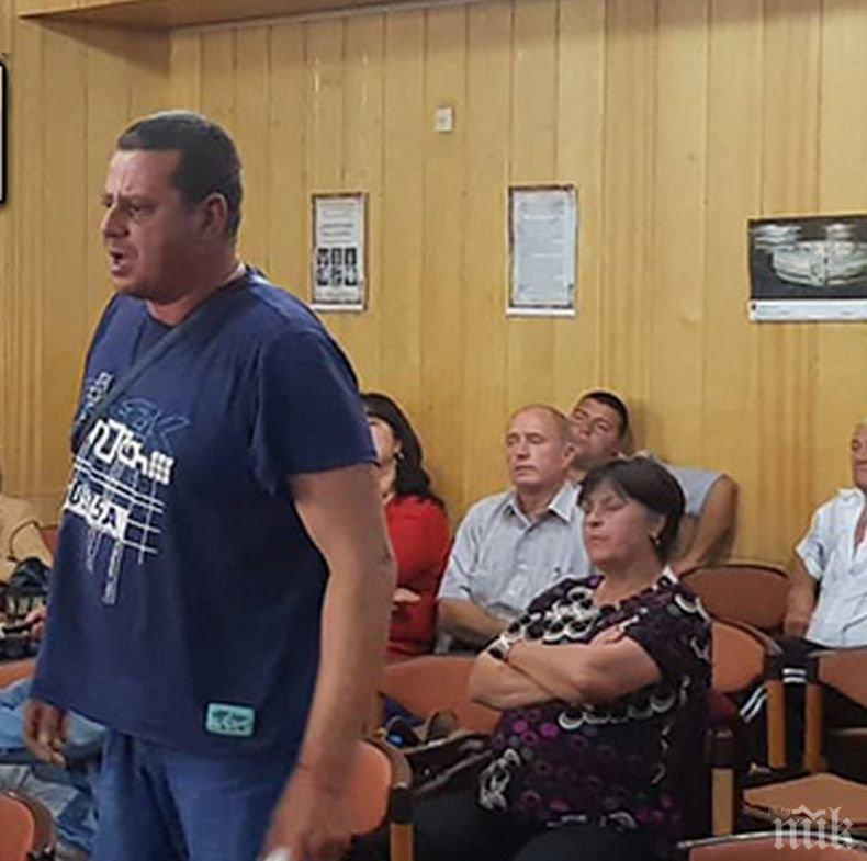 ШОК! Разярен мъж отнесе торба с фекалии на сесия на общинския съвет в Средец (СНИМКА)