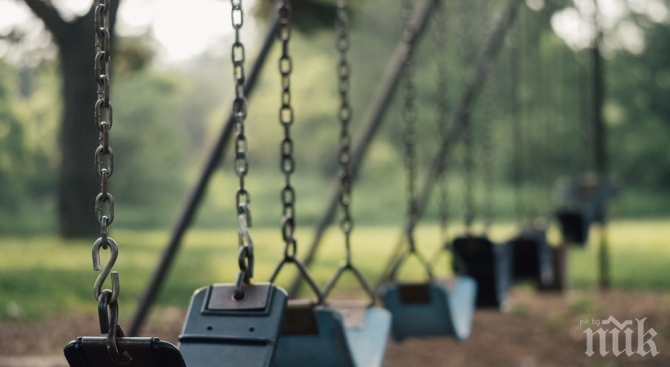 Вандали потрошиха детска площадка