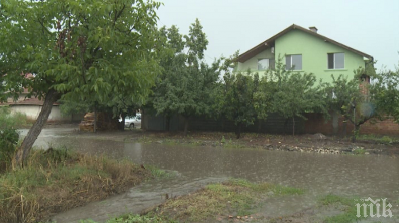 СТРАШНО БЕДСТВИЕ! Съединение под вода! Цяла нощ екипи на Гражданска защита отводняват къщи и дворове