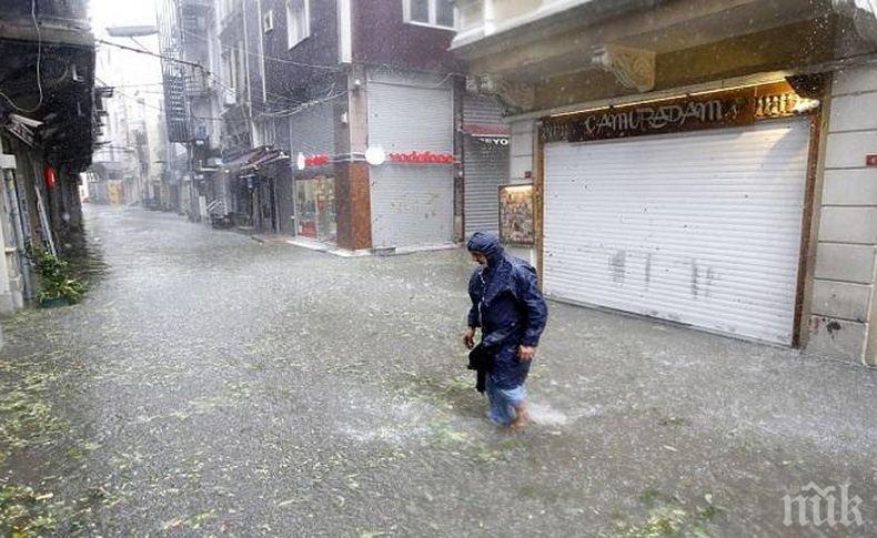 Силна буря с проливен дъжд блокира Истанбул