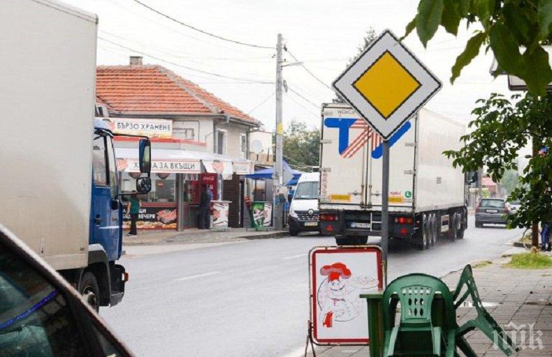 НЕДОВОЛСТВО! Пловдивско село скочи срещу трафика и тежките камиони