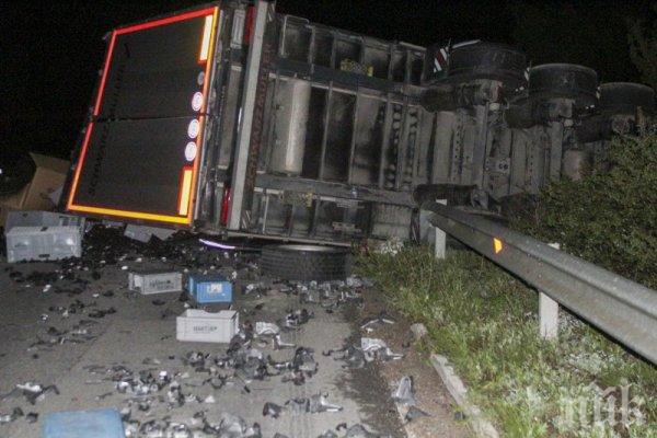 ИЗВЪНРЕДНО! ТИР и кола се удариха челно на пътя София-Бургас, има загинал (СНИМКИ 18+)