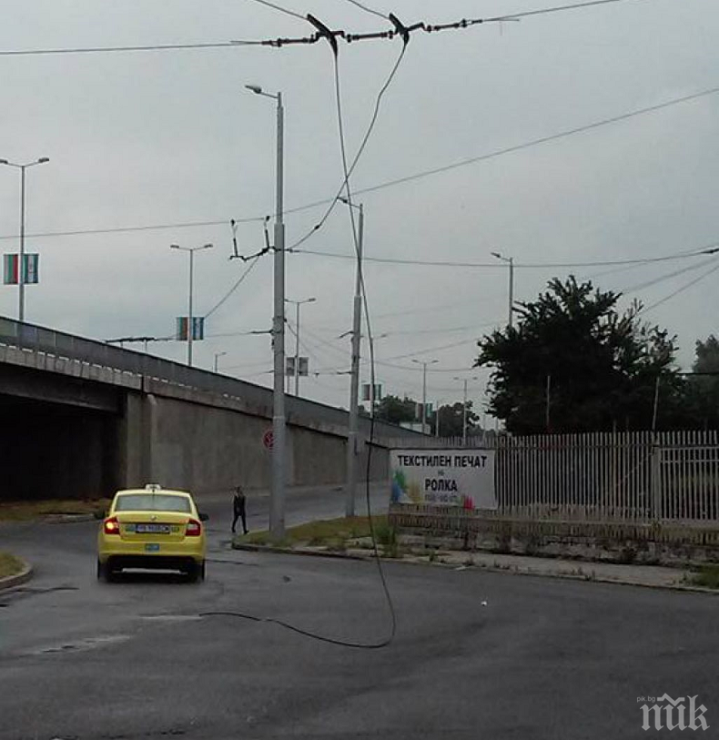 На косъм от трагедия! Тролейбусни жици паднаха на оживен надлез в Пловдив