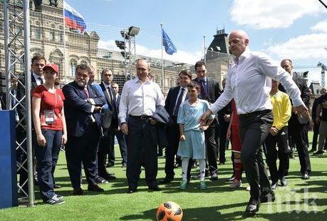 Путин порита с шефа на ФИФА на Червения площад (ВИДЕО)