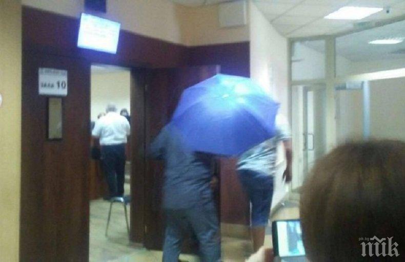 Син чадър брани шофьора на Преслава