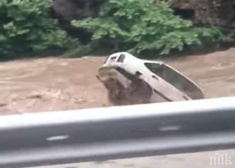 НЕВИЖДАНО! Автомобил плува в бесните води на река Чая (ВИДЕО)