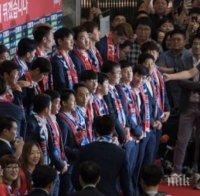 Нападнаха с яйца и възглавници южнокорейските футболисти (ВИДЕО)