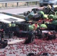 Камион спука гума и заля с дини и домати магистрала 