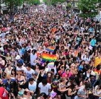 Десетки хиляди участваха в гей парад в Париж 