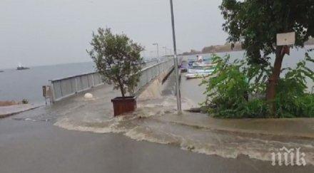 пороен дъжд превърна крайбрежната улица ахтопол река