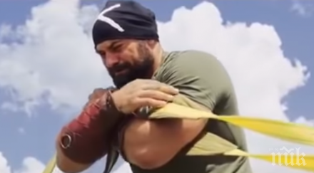 супермен мъжага удържа ръце два излитащи самолета видео