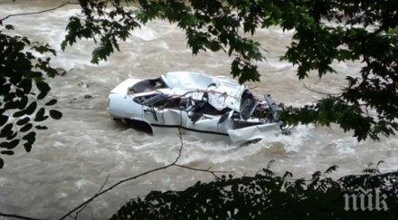 завлеченият чая автомобил реката смачкан неузнаваемост видео