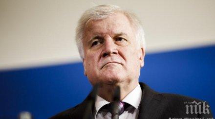 немският вътрешен министър хвърля оставка заради имигрантите