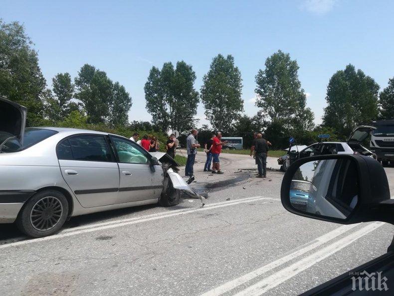 ОТ ПОСЛЕДНИТЕ МИНУТИ! Тежка катастрофа до Пловдив! Режат ламарини, за да извадят пострадалите (СНИМКА)