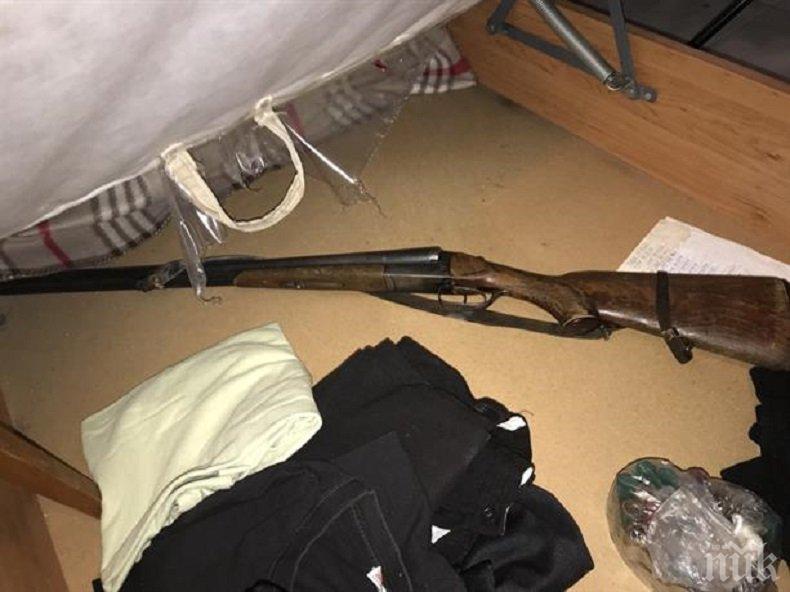 Иззеха незаконно притежавани двуцевка и пистолет в Ботевград