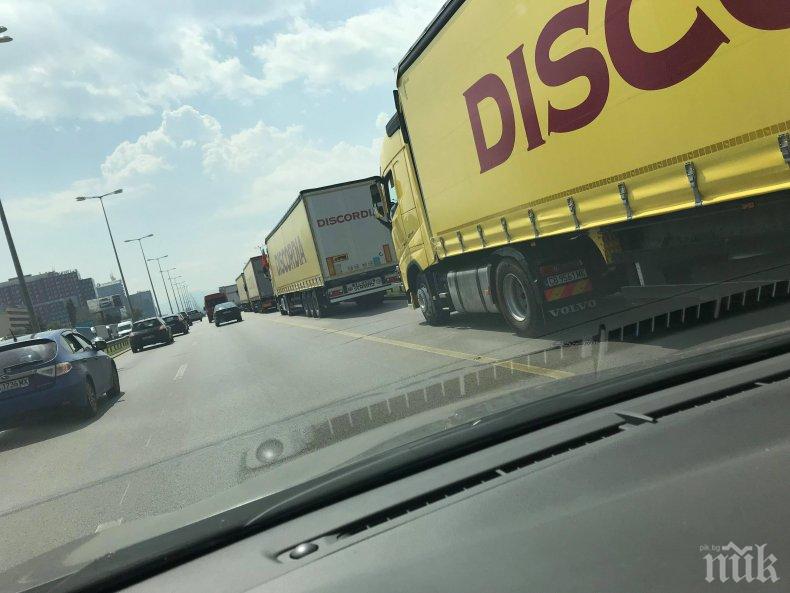 ЕКСКЛУЗИВНО И ПЪРВО В ПИК TV! Адска тапа на изхода на София! Тирове блокираха Цариградско от 4-и км до Метро (ВИДЕО/СНИМКИ)