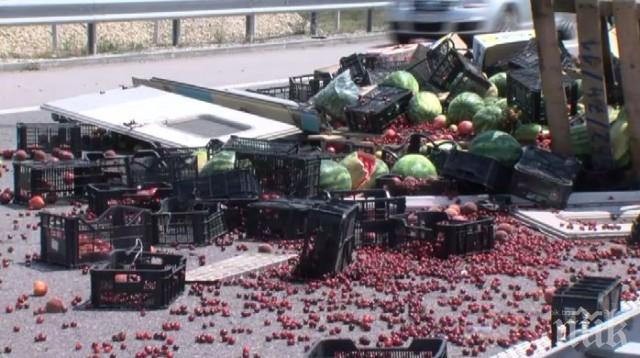 Камион спука гума и заля с дини и домати магистрала Струма