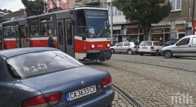 Шофьор блокира трамваите до Женския пазар в София