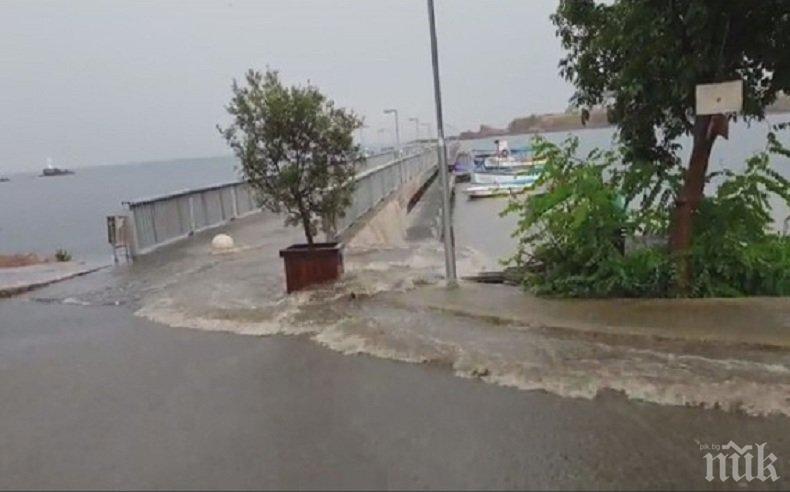 Пороен дъжд превърна крайбрежната улица в Ахтопол в река