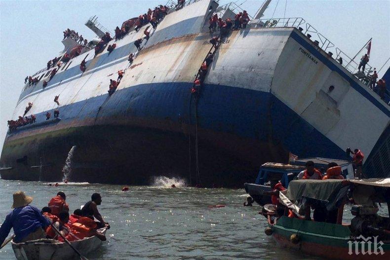 Десетки загинали след потъването на ферибота в Индонезия 