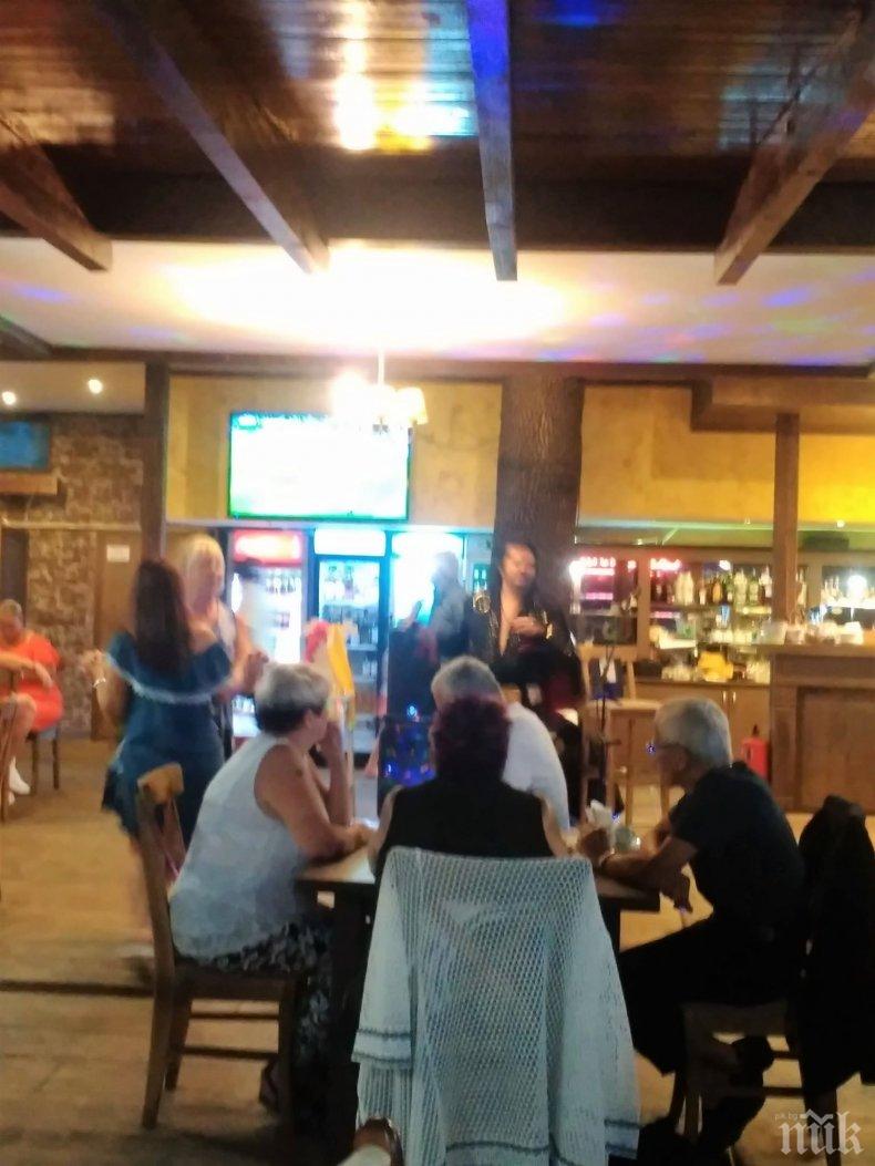 Цецо Елвиса удари дъното, пее в полупразна морска кръчма