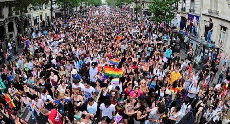 Десетки хиляди участваха в гей парад в Париж 