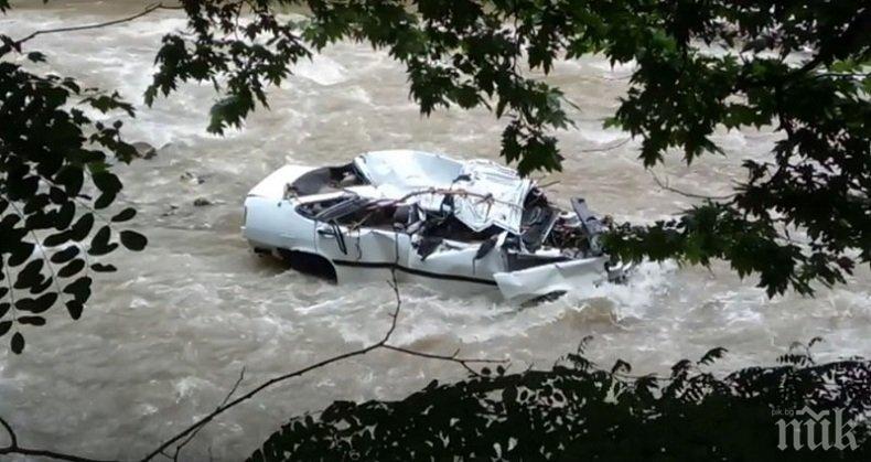 Завлеченият от Чая автомобил още е в реката, смачкан до неузнаваемост! (ВИДЕО)