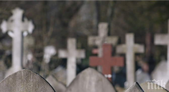 Оскверниха 80 надгробни плочи в габровско село