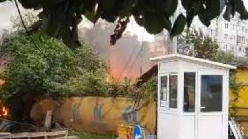 ОТ ПОСЛЕДНИТЕ МИНУТИ! Четири екипи на пожарната гасят огнения ад в Надежда (СНИМКИ)