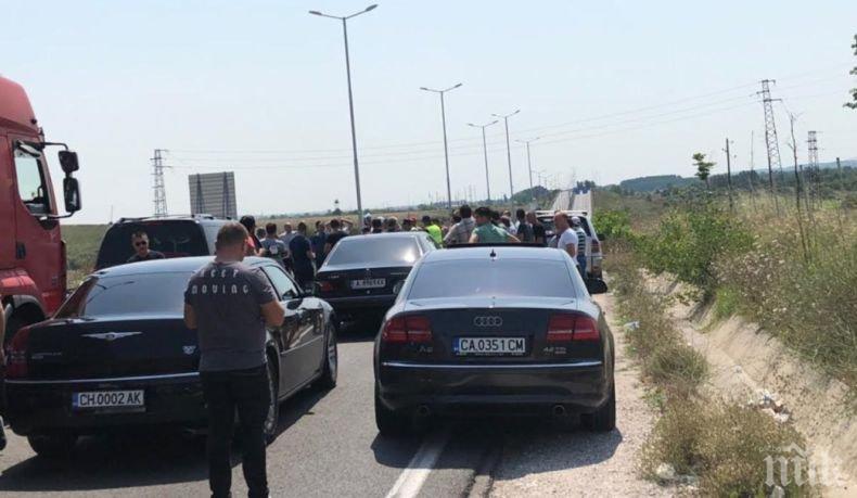 СИГНАЛ ДО ПИК! На Капитан Андреево е страшно! Жестока блокада затвори пътя за Турция - няма минаване (ВИДЕО/СНИМКИ)