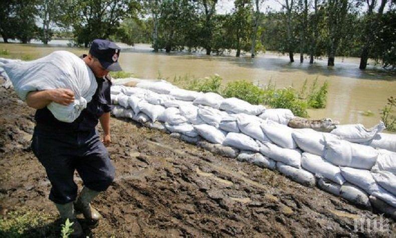 Силните дъждове причиниха наводнения и в Румъния