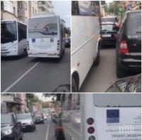 НАГЛОСТ! Шофьор на автобус кара в насрещното в Пловдив, отвсякъде валят псувни (ВИДЕО)