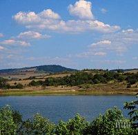 Екоинспектори проверяват язовир 