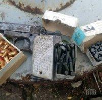 Бургаски криминалисти атакуваха 2 къщи, иззеха цял боен арсенал (СНИМКИ)