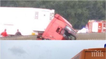 подробности двама души останали затиснати зверското меле тир три коли мездра снимки