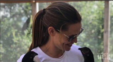 дженифър гарнър спретна торта буболечки чрд кокошките снимка