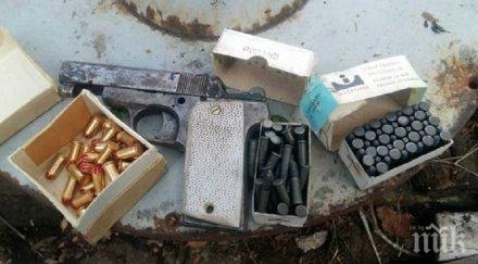 бургаски криминалисти атакуваха къщи иззеха цял боен арсенал снимки