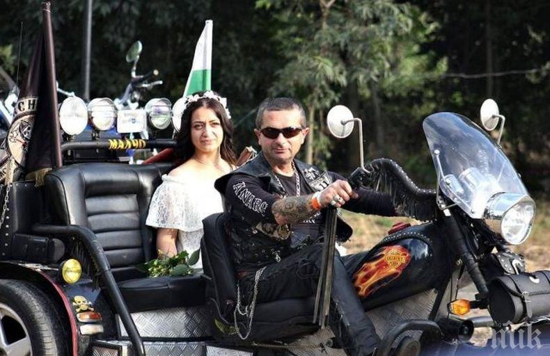 РОКЕРИ! Булката на Злостъра пристигна с триколка на сватбата