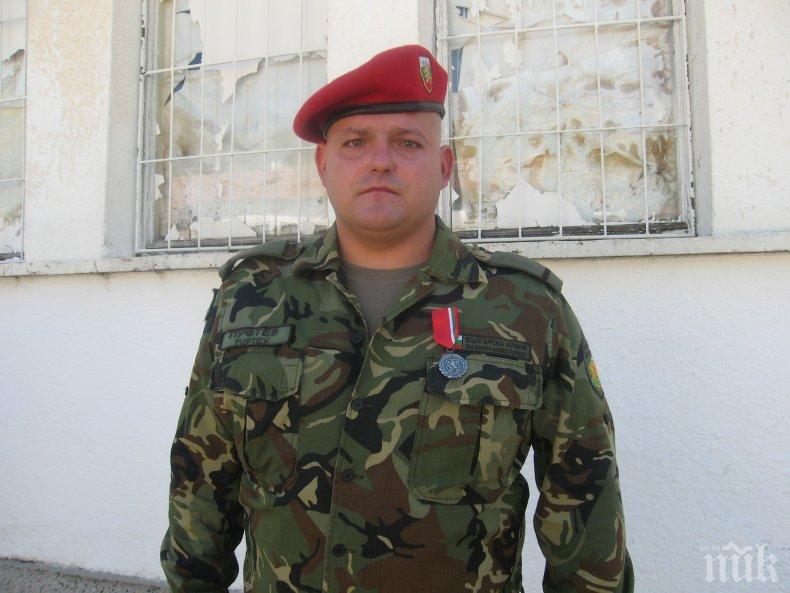 Каракачанов награди военен, спасил живота на пострадал в катастрофа