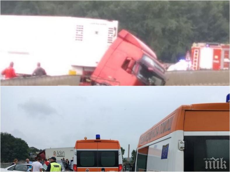 НОВИ ПОДРОБНОСТИ! Двама души останали затиснати след зверското меле между тир и три коли край Мездра (СНИМКИ)